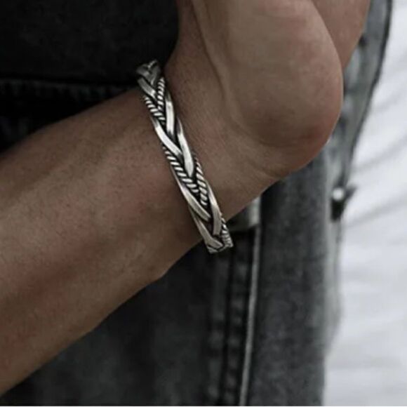 The Santa Fe Open Bangle bracelet in antiqued 925 silver. Unisex - Picture 6 of 14